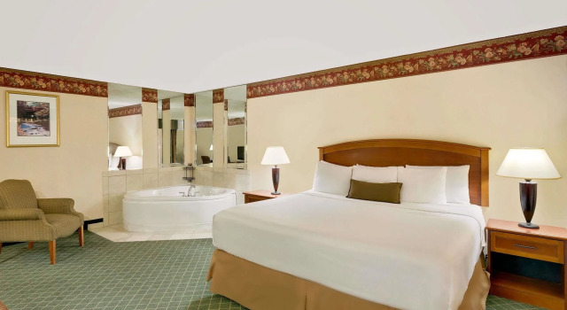 Ramada Hotel & Conference Center by Wyndham Mitchell, Buchen Sie Hotel Mitchell South Dakota