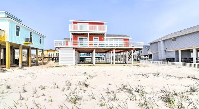 Коттедж Beachfront Galveston Oasis: Balconies, Ocean View!