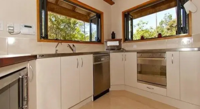 Treetop Oasis - Tairua Executive Holiday Home, Забронировать Отель Тайруа Coromandel Peninsula