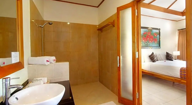 Номер Deluxe Puri Sari Beach Hotel