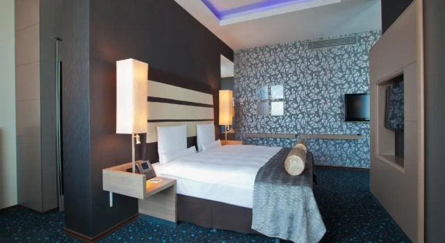 Полулюкс Отель Chirag Plaza Hotel & Business Center