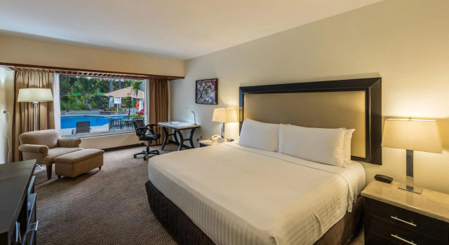 Двухместный номер Standard с балконом и с видом на бассейн Holiday Inn Guadalajara Expo Plaza del Sol by IHG