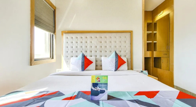 Номер Deluxe FabHotel Naman Palace