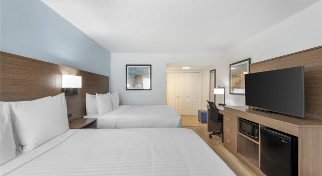 Четырёхместный номер Standard с видом на внутренний двор Best Western Palm Beach Lakes