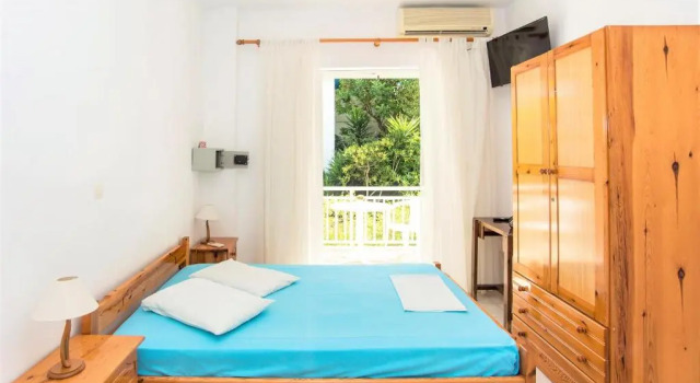 Blue White Hotel Studio Apartments