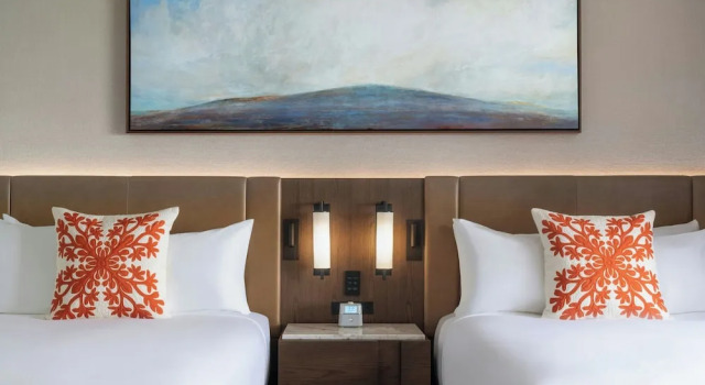 Четырёхместный номер Standard с балконом и с видом на поле для гольфа Mauna Kea Beach Hotel, Autograph Collection