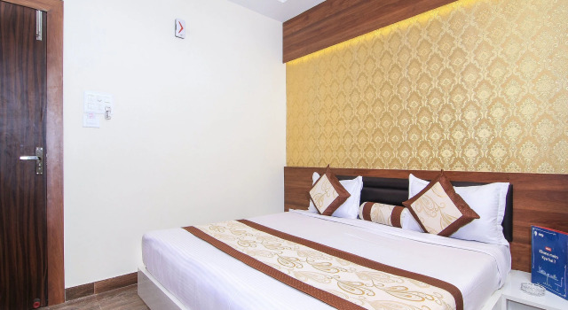 OYO 14886 Hotel Royal Paradise