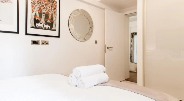 AIRCON, LUXURY 2 BEDR, 3BEDS, 2 BATHR, COVENT GARDEN, Best Location, 예약 호텔 Titsey Surrey