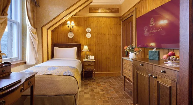 Номер Standard The Ambassador Hotel