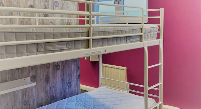 Кровать в общем номере с видом на канал Crafoord Place Hostel