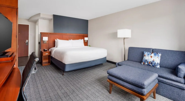 Двухместный номер Standard с балконом Courtyard by Marriott Manchester-Boston Regional Airport