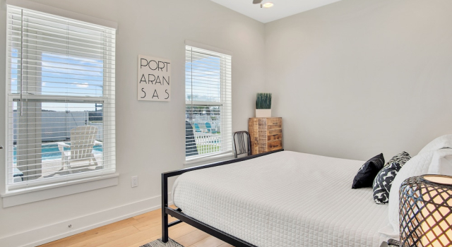The White House by Silver Sands Vacation Rentals, Boek Vakantiehuis Hotels in Houston met zwembad, Zwembad