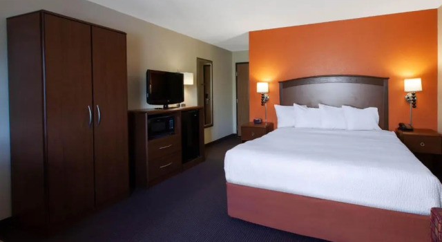 Двухместный номер Deluxe AmericInn by Wyndham Iron River