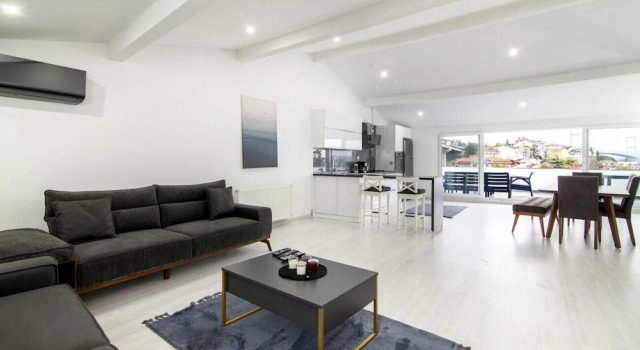 Sleek House with a Lovely Terrace in Besiktas, Boek Hotel Besiktas 