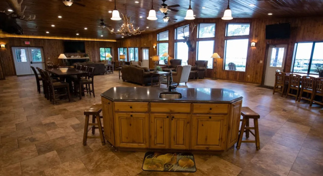 Кровать в общем номере с 6 комнатами Lewis & Clark Resort