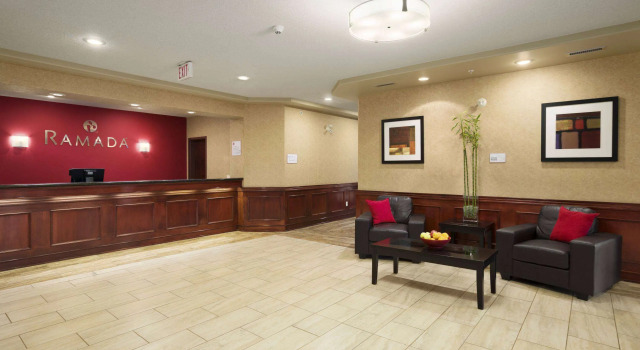 Ramada by Wyndham Edson, Book Hotel Hoteller i Edson med parkering, Parkering