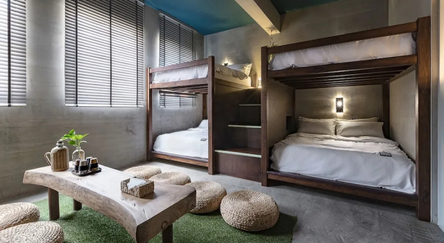 Кровать в общем номере Loft Inn