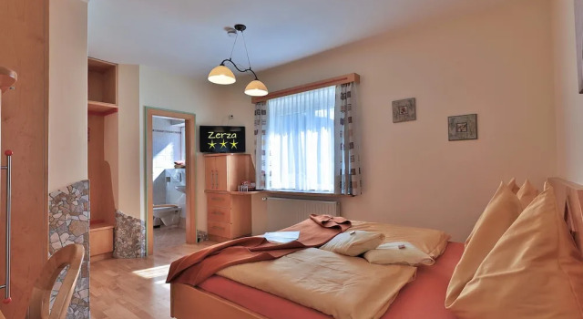 Двухместный номер Standard с балконом и с видом на горы Hotel Garni Zerza