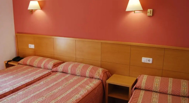 Трёхместный номер Standard Hotel Santa Faz