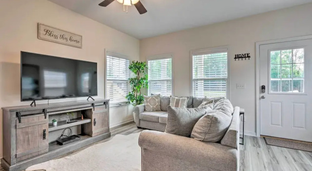 Idyllic Pensacola Home w/ Yard + Fire Pit!, 预订 酒店 彭萨科拉海滩 Panhandle Florida