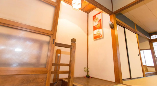 Guest House Kyorakuya Kinkakuji, Boek Pension Hotels in Kyoto met parkeren, in de buurt van Kitano Hakubaicho Station, Parkeren