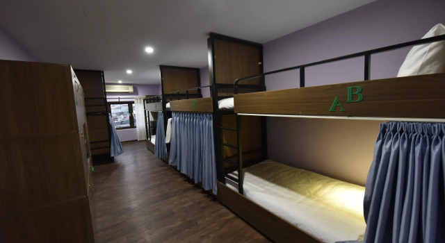 Кровать в общем номере The Tourist Hotel