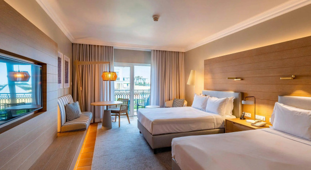 Четырёхместный номер Standard с частичным видом на океан Praia DEl Rey Marriott Golf & Beach Resort