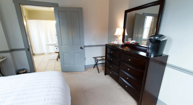 Captain Wohlt Inn Bed & Breakfast, Book Hotel Hermann Missouri