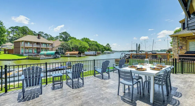 Коттедж Exquisite Canal-front Home: Access to Lake Conroe!