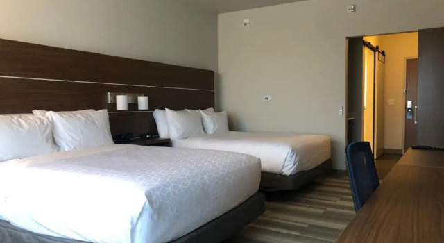 Четырёхместный люкс Holiday Inn Express & Suites - Madison West - Middleton by IHG