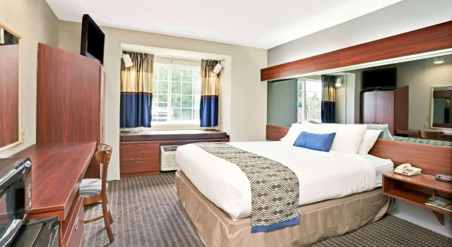 Четырёхместный номер Standard Microtel Inn & Suites by Wyndham Detroit Roseville