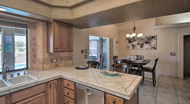 Коттедж с 3 комнатами Heated Pool, Spa & Mtn Views: Lake Havasu Home!