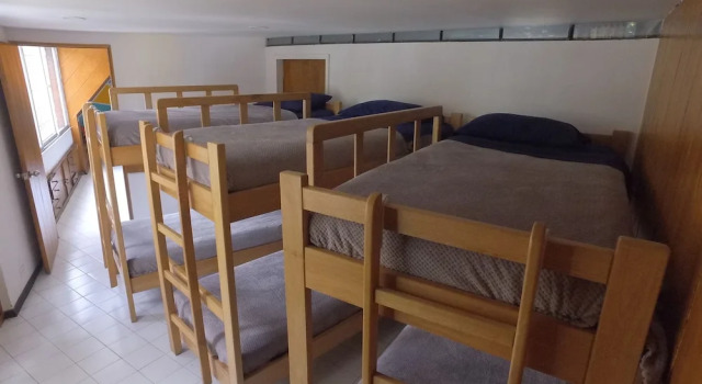 Кровать в общем номере Hostal CasAlé Usaquén
