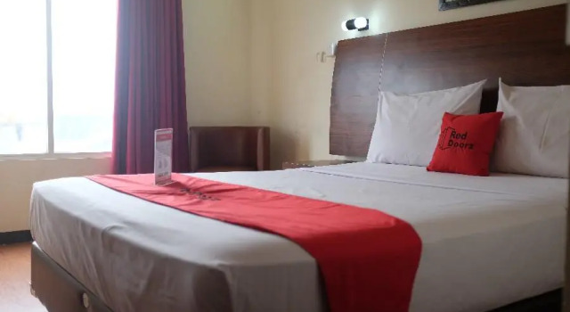 Кровать в общем номере RedDoorz Plus near Senen
