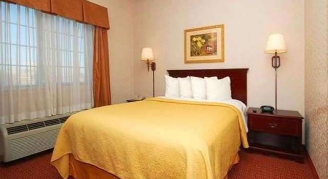 Двухместный люкс Quality Inn & Suites Near University