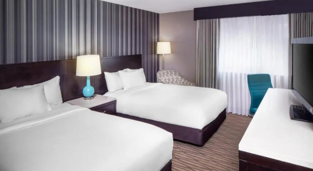 Четырёхместный номер Standard с видом на бассейн Отель Wyndham Garden Westlake