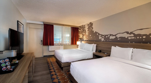 Четырёхместный номер Standard с балконом и с видом на бассейн Holiday Inn Estes Park by IHG
