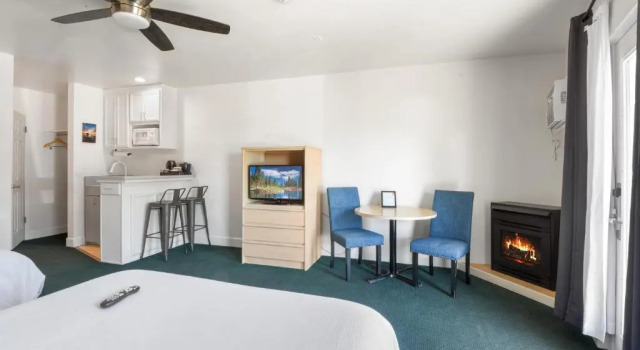 Люкс Deluxe Crown Motel