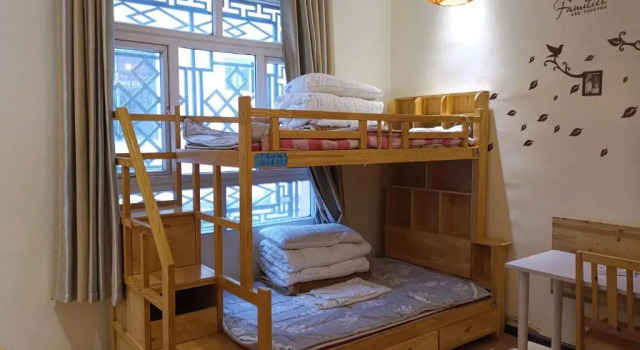 Кровать в общем номере Shangri-La Baita International Youth Hostel