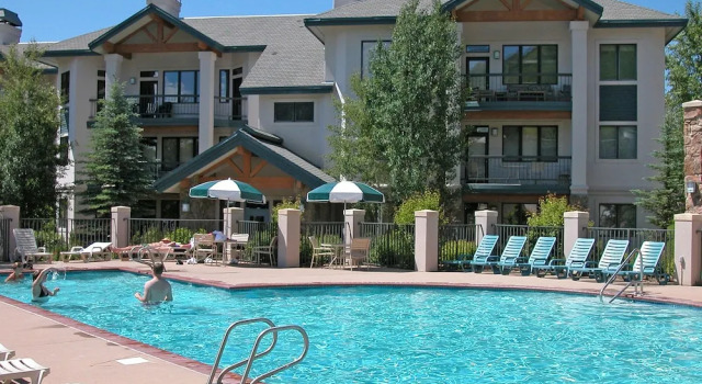 Трёхместный номер Standard с балконом и с видом на горы The Trails at Storm Meadows by Mountain Resorts
