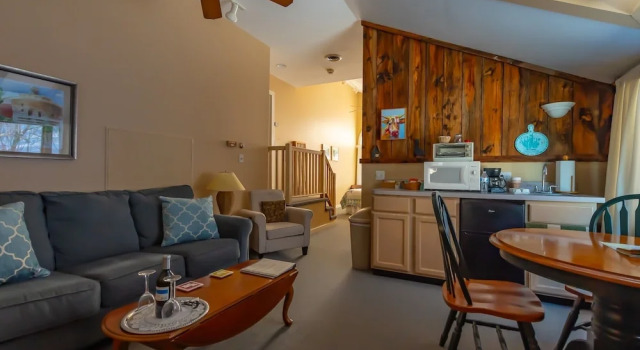 Семейный люкс с балконом Shaker Mill Inn