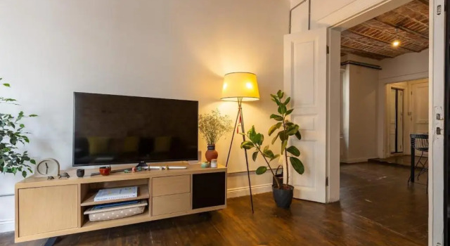 Renovated apartment at the heart of Istanbul with huge terrace, Boek Appartement Hotels in Beyoglu met parkeren, Parkeren