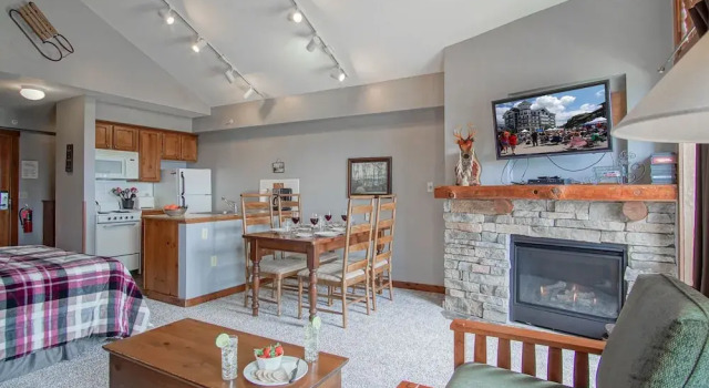 Rimfire 406: Slope Side, Large Open Studio Full Kitchen and High Ceilings Western Facing View, Забронировать Апартаменты/квартира Сноушу Западная Виргиния, рядом с Лыжный подъемник Soaring Eagle Express