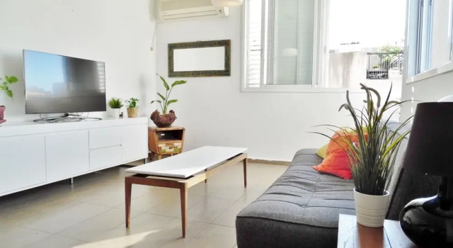 Super Central Stunning Roof 2BR Apt, Забронировать Апартаменты/квартира Тель-Авив Тель-Авивский округ, рядом с Площадь Рабина