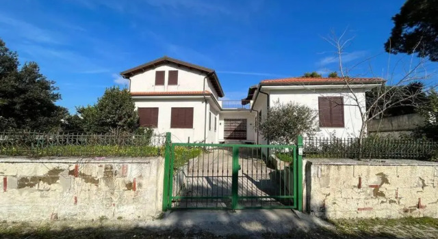 Villa Multifamiliare a 300mt dal Mare, Забронировать Вилла Коттеджи Байя-Домиция, Коттедж