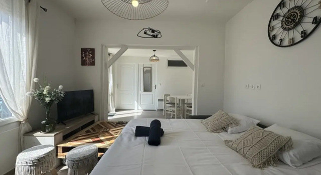 House in Le Mans With Private Courtyard, Забронировать Дом для отпуска Ле-Ман Sarthe, рядом с Musee Vert
