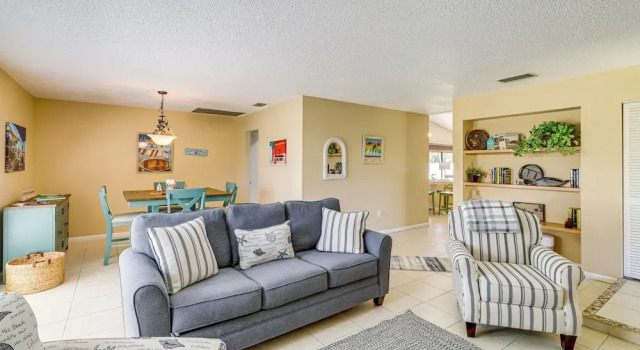 Коттедж 1 Mi to Dtwn Stuart: Bright Home w/ Pool & Spa!