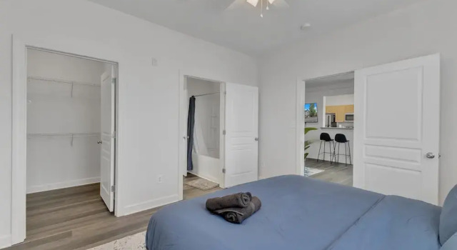 King 3BR Suite Mins to Downtown Raleigh, Забронировать Апартаменты/квартира Апартаменты Кэри, Апартаменты/квартира