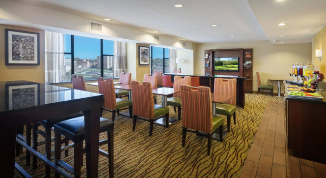 Четырёхместный номер Standard Pittsburgh Marriott City Center