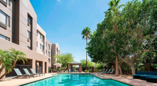 Кровать в общем номере SpringHill Suites Scottsdale North